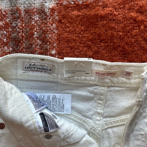 Levi's White Ribcage Shorts - Picture 4 of 5